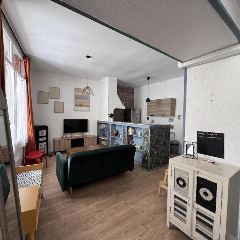 Two-bedroom apartment, downtown, parking, and private courtyard - Two-Bedroom Apartment - 4