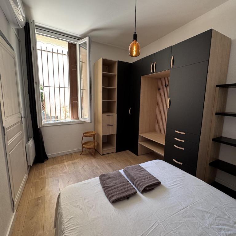 Two-bedroom apartment, downtown, parking, and private courtyard - Two-Bedroom Apartment - 11