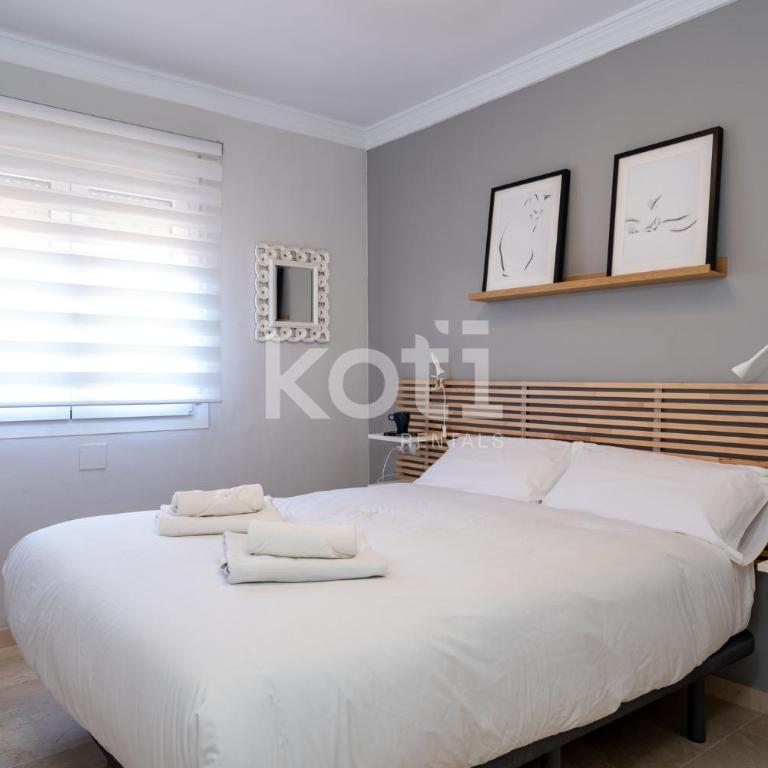 Terraza y Piscina - Koti Rentals - Ático Margarita - Apartamento de 3 dormitorios - 12