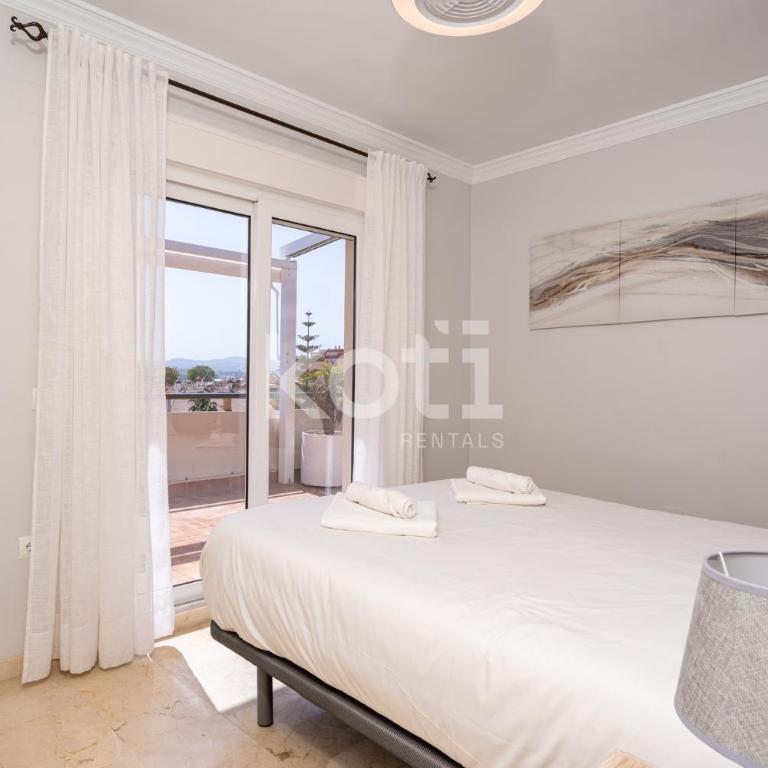 Terraza y Piscina - Koti Rentals - Ático Margarita - Apartamento de 3 dormitorios - 21