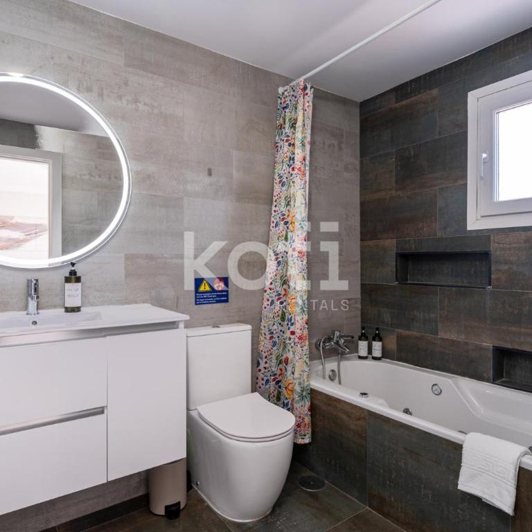 Terraza y Piscina - Koti Rentals - Ático Margarita - Apartamento de 3 dormitorios - 17