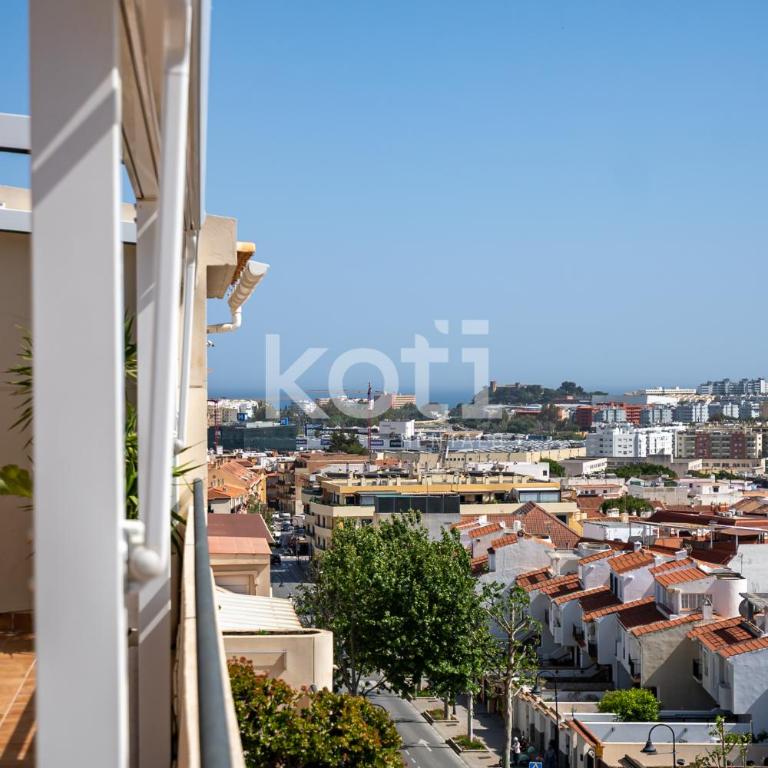 Terraza y Piscina - Koti Rentals - Ático Margarita - Apartamento de 3 dormitorios - 33
