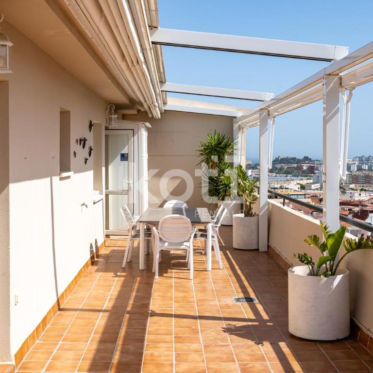 Terraza y Piscina - Koti Rentals - Ático Margarita - Apartamento de 3 dormitorios - 37