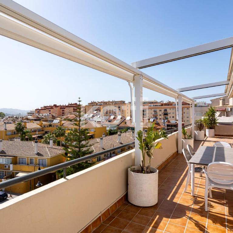 Terraza y Piscina - Koti Rentals - Ático Margarita - Apartamento de 3 dormitorios - 39