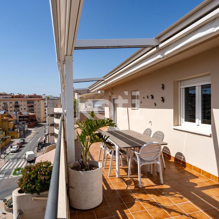 Terraza y Piscina - Koti Rentals - Ático Margarita - Apartamento de 3 dormitorios - 43