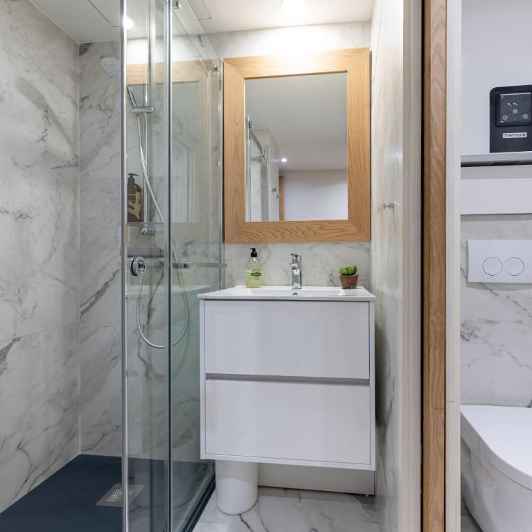 Les Petits Volets Appartements à 100m de la mer - Appartement avec Terrasse - 17