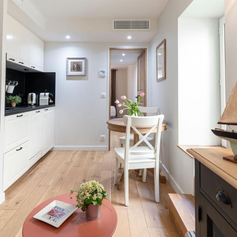 Les Petits Volets Appartements à 100m de la mer - Appartement avec Terrasse - 11