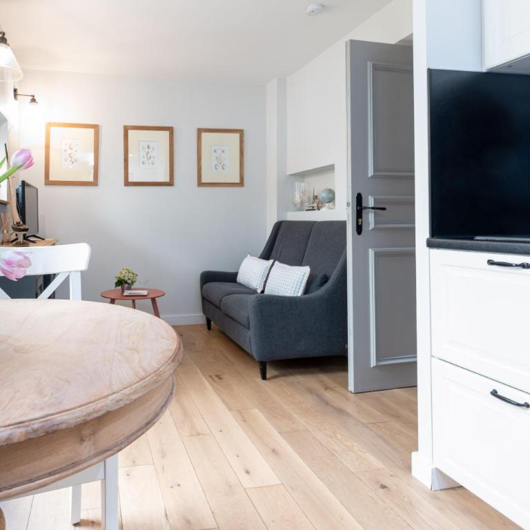 Les Petits Volets Appartements à 100m de la mer - Appartement avec Terrasse - 9