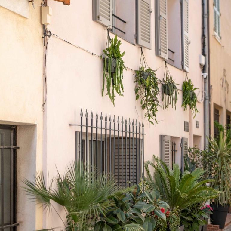 Les Petits Volets Appartements à 100m de la mer - Appartement avec Terrasse - 25