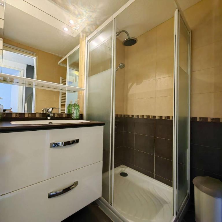 Villa Mitoyenne Calme avec Piscine, Clim et Parking pour 4 Pers. - FR-1-607-179 - Villa - 17