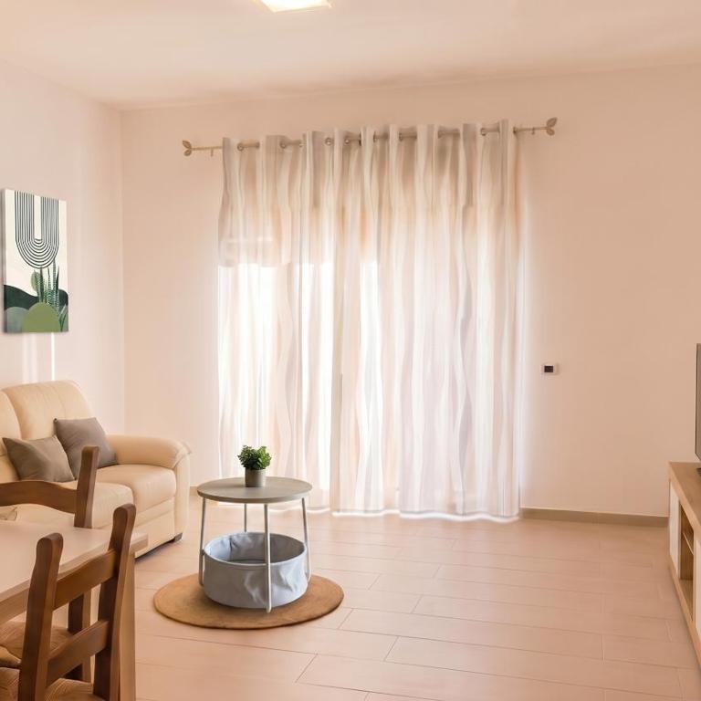 Bright & Spacious Apartment - Olbia Center - Three-Bedroom Apartment with Balcony - 3