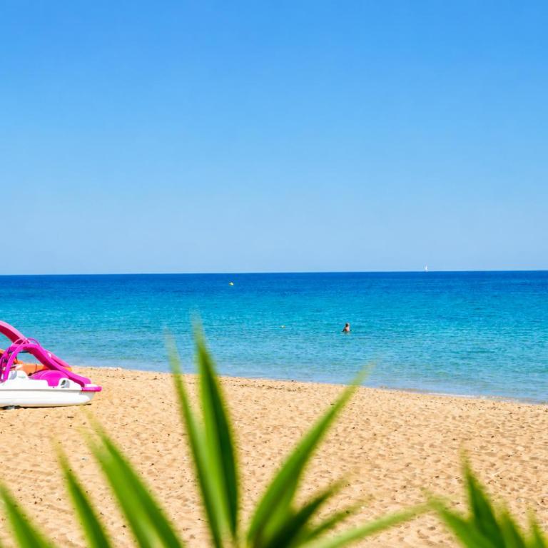 Apartamento Duna en Dénia, Urb Playa Grande, con vistas al jardín, piscina y acceso directo a la playa by Family Homes - Apartamento de 3 dormitorios - 3