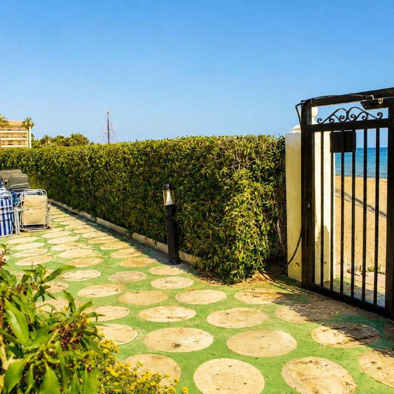 Apartamento Duna en Dénia, Urb Playa Grande, con vistas al jardín, piscina y acceso directo a la playa by Family Homes - Apartamento de 3 dormitorios - 11