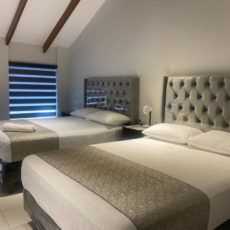 Hostal Independencia - Superior Quadruple Room - 4