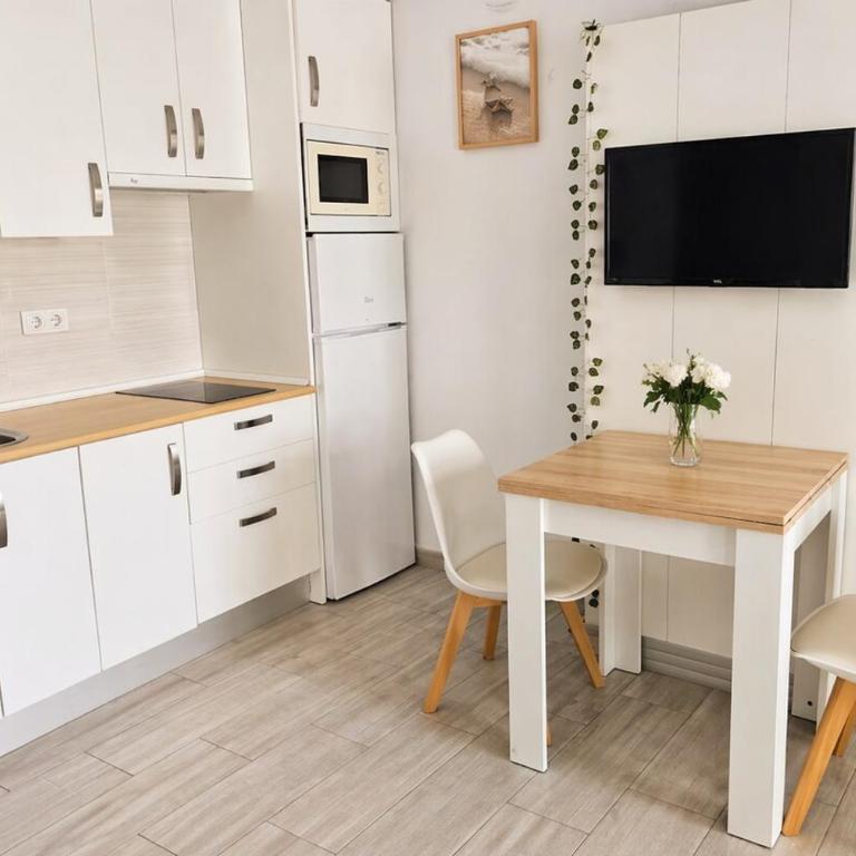 Minimalist boho-chic apartment 10 minutes from the beach - Apartamento de 1 dormitorio - 2