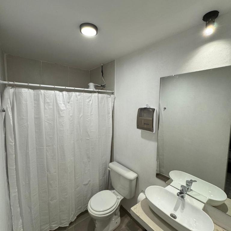 Urban River Hostel - Quadruple Room with Bathroom - 3