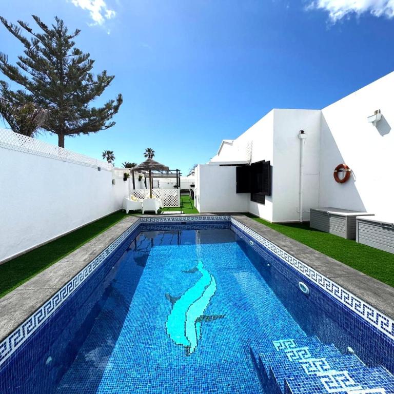 Villa Victoria just 150 metres from Playa Bastian Costa Teguise - Four-Bedroom Vacation Home - 1