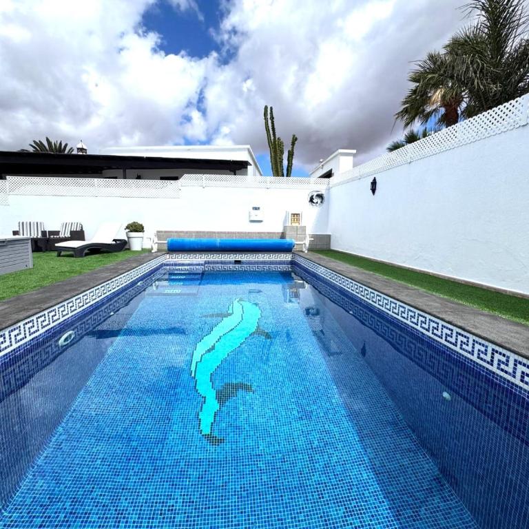 Villa Victoria just 150 metres from Playa Bastian Costa Teguise - Four-Bedroom Vacation Home - 6