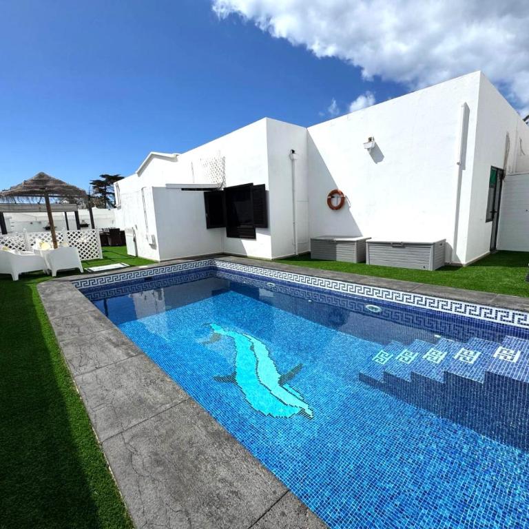 Villa Victoria just 150 metres from Playa Bastian Costa Teguise - Four-Bedroom Vacation Home - 13