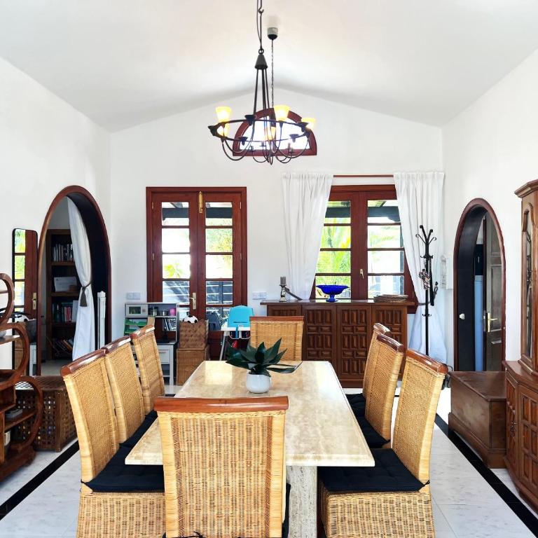 Villa Victoria just 150 metres from Playa Bastian Costa Teguise - Four-Bedroom Vacation Home - 76