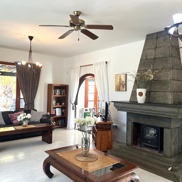 Villa Victoria just 150 metres from Playa Bastian Costa Teguise - Four-Bedroom Vacation Home - 84