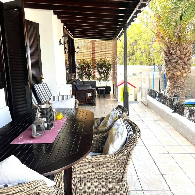 Villa Victoria just 150 metres from Playa Bastian Costa Teguise - Four-Bedroom Vacation Home - 81