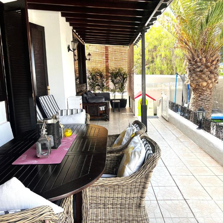 Villa Victoria just 150 metres from Playa Bastian Costa Teguise - Four-Bedroom Vacation Home - 82