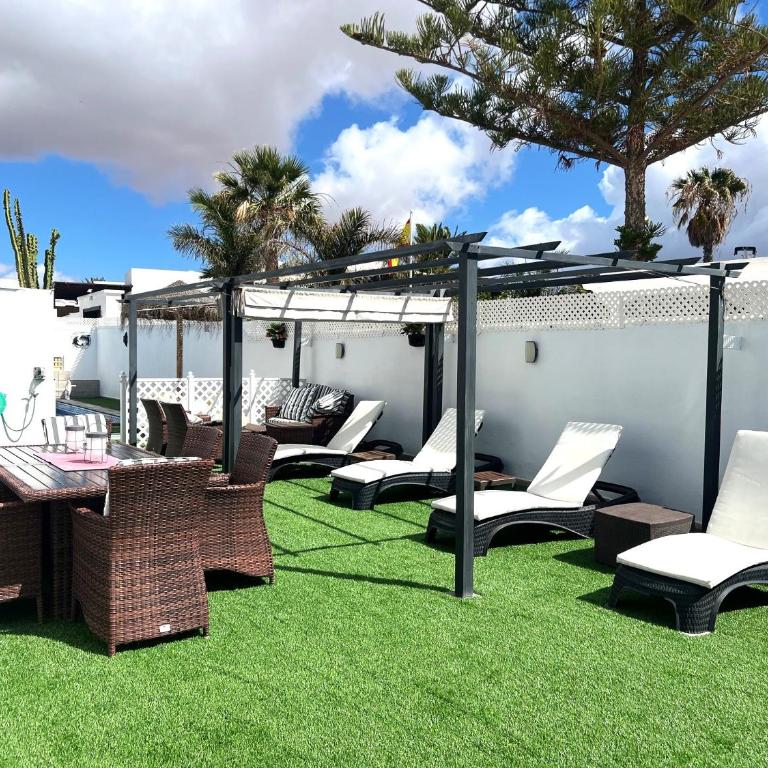 Villa Victoria just 150 metres from Playa Bastian Costa Teguise - Four-Bedroom Vacation Home - 88