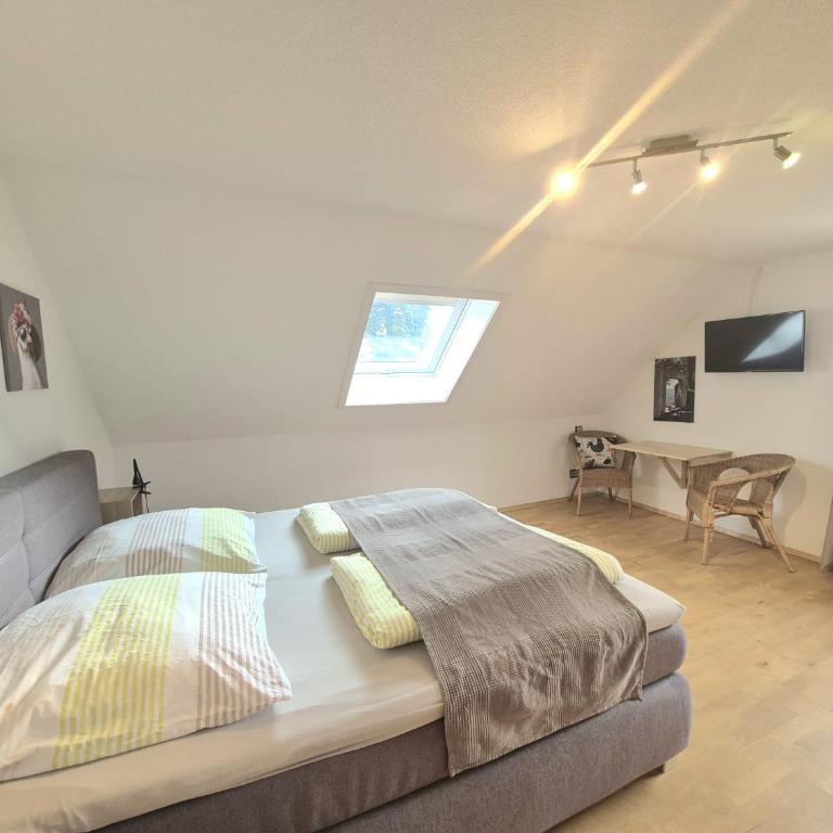 Ferienwohnungen Tanja Schoch - Two-Bedroom Apartment with Balcony and Terrace - 15