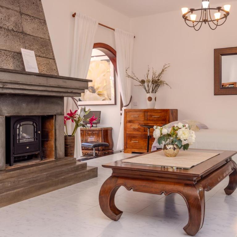Villa Victoria just 150 metres from Playa Bastian Costa Teguise - Four-Bedroom Vacation Home - 96