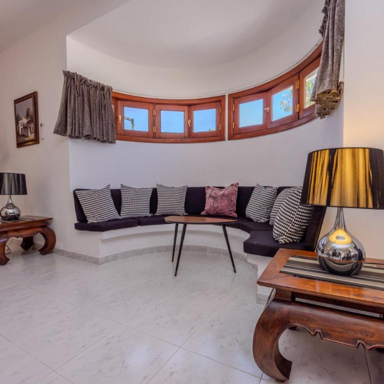 Villa Victoria just 150 metres from Playa Bastian Costa Teguise - Four-Bedroom Vacation Home - 95