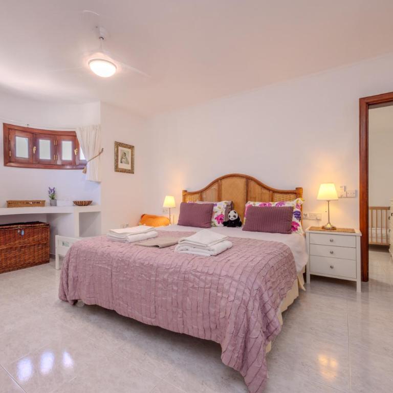 Villa Victoria just 150 metres from Playa Bastian Costa Teguise - Four-Bedroom Vacation Home - 94