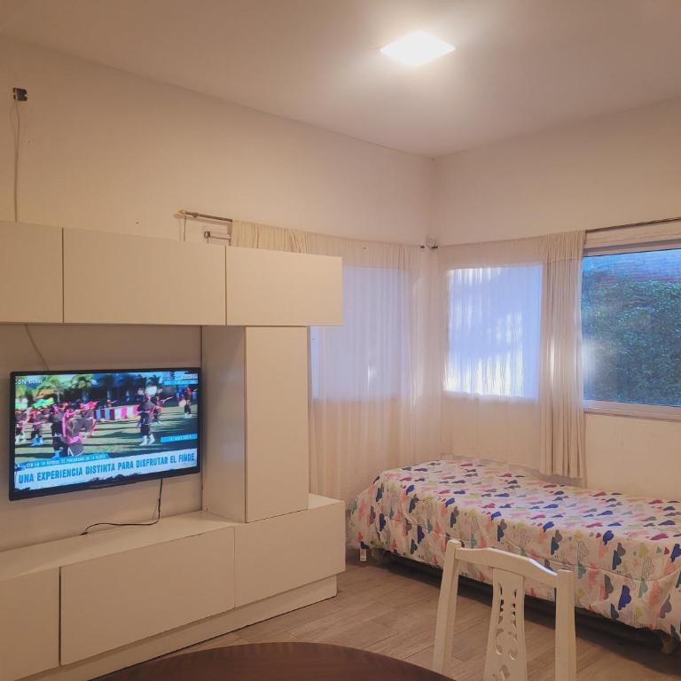 Casa quinta con gran parque, pileta y parrilla a 15 min del aeropuerto - Casa con 1 dormitorio - 37