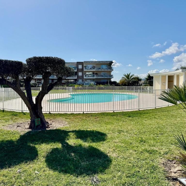 Élégant T2 en rez-de-jardin - Piscine - Parking - One-Bedroom Apartment - 8