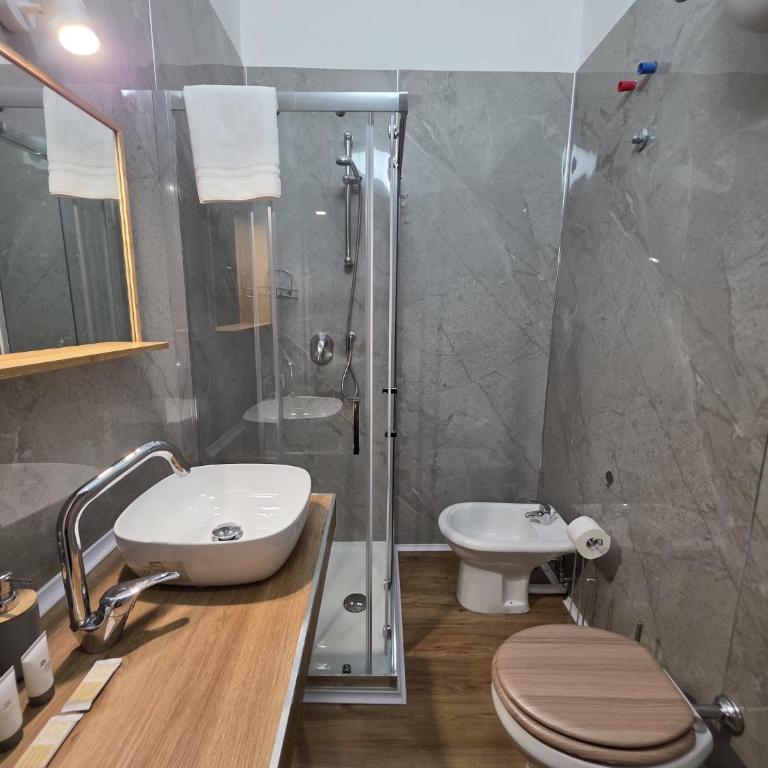 Vanzi Rooms - Premium Quadruple Room - 3