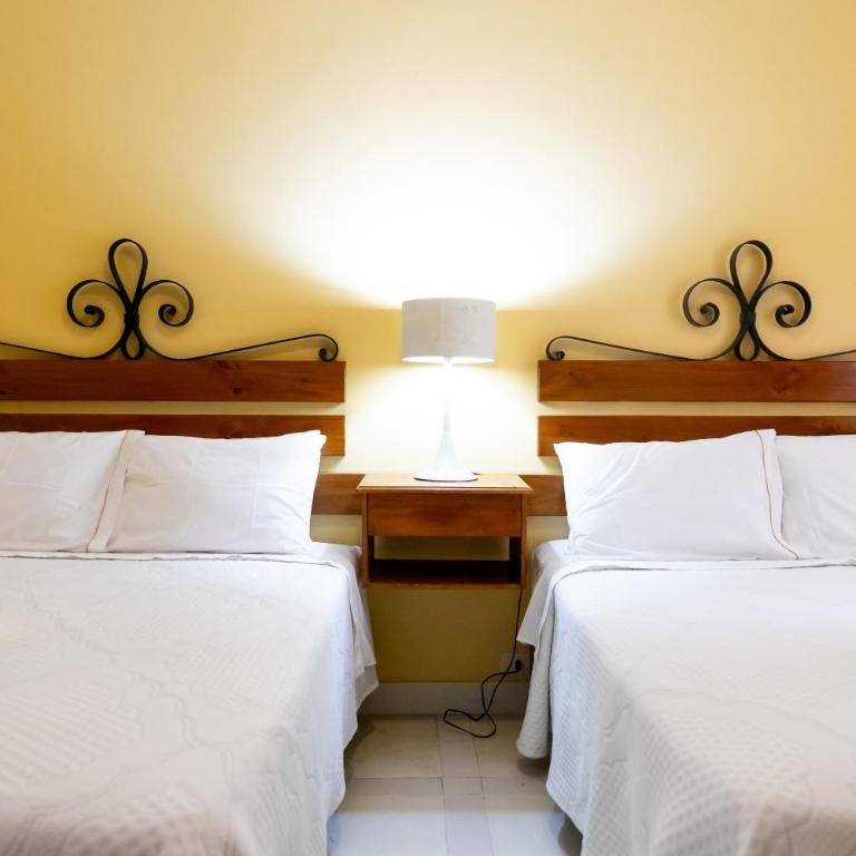 Hosteria Suiza - Room with Two Double Beds with Pool View and Air Conditioning - 6