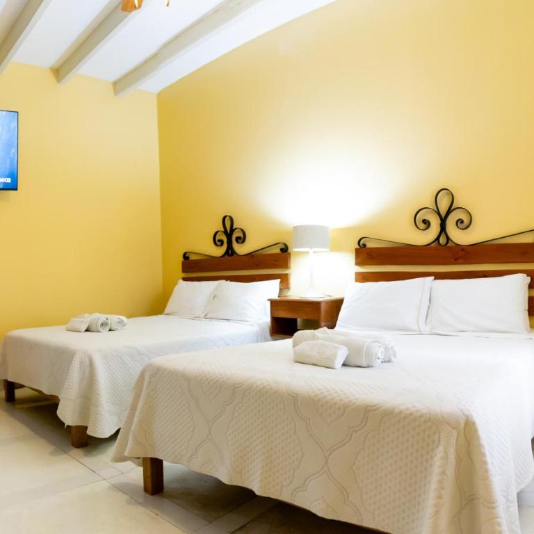 Hosteria Suiza - Room with Two Double Beds with Pool View and Air Conditioning - 9
