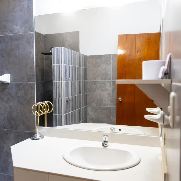 Hosteria Suiza - Double Room with Pool View and Air Conditioning - 3