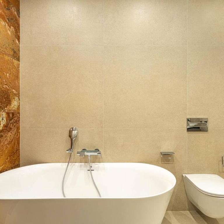 Prime location 5-bedroom villa, Playa Del Duque - Casa - 76