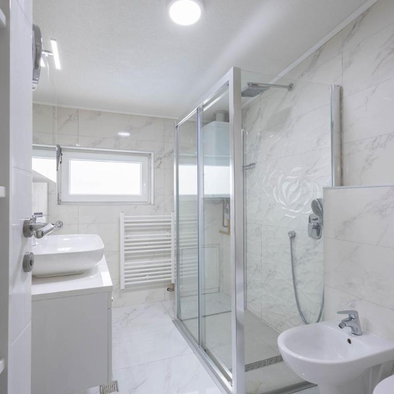 Lumina Residence - Two-Bedroom Apartment with Balcony - 7