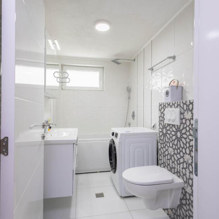 Lumina Residence - Two-Bedroom Apartment with Balcony - 8