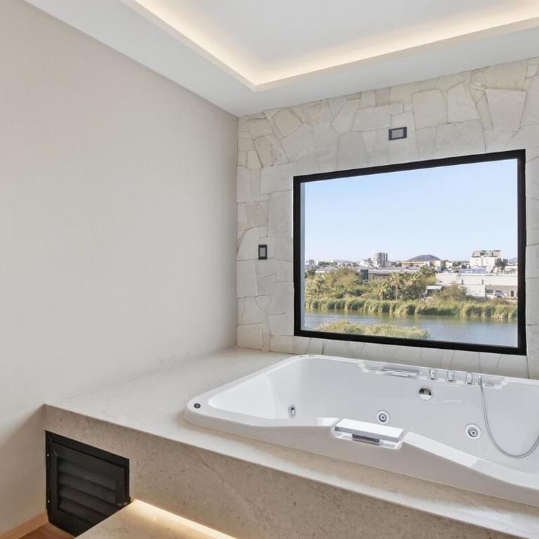 New Lux Tower with Double King bed great Views on the Malecon - Three-Bedroom Apartment - 15