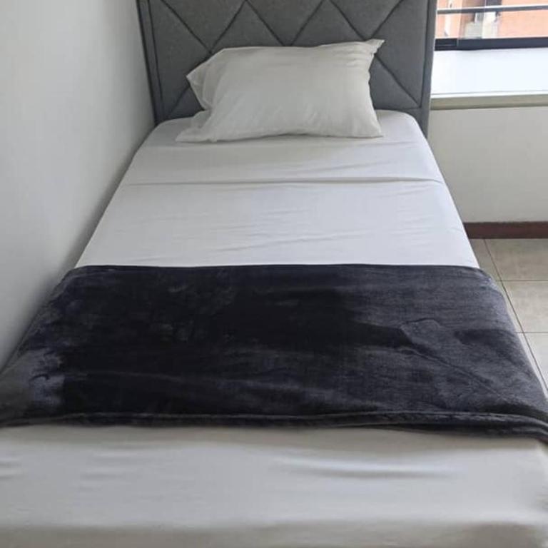 Exclusivo apartamento con estacionamiento en Residencia Solano Sabana Grande - Two-Bedroom Apartment - 5