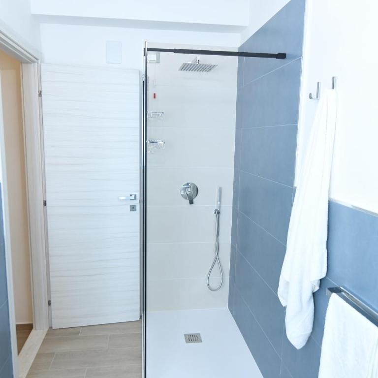 Near Sunset Apartment - Two-Bedroom Apartment with Balcony and Sea View - 23