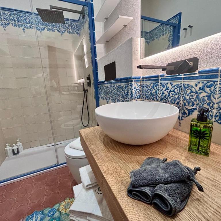 Casa di Regina - City Center, Completely Renovated, Historical - Three-Bedroom Villa - 24