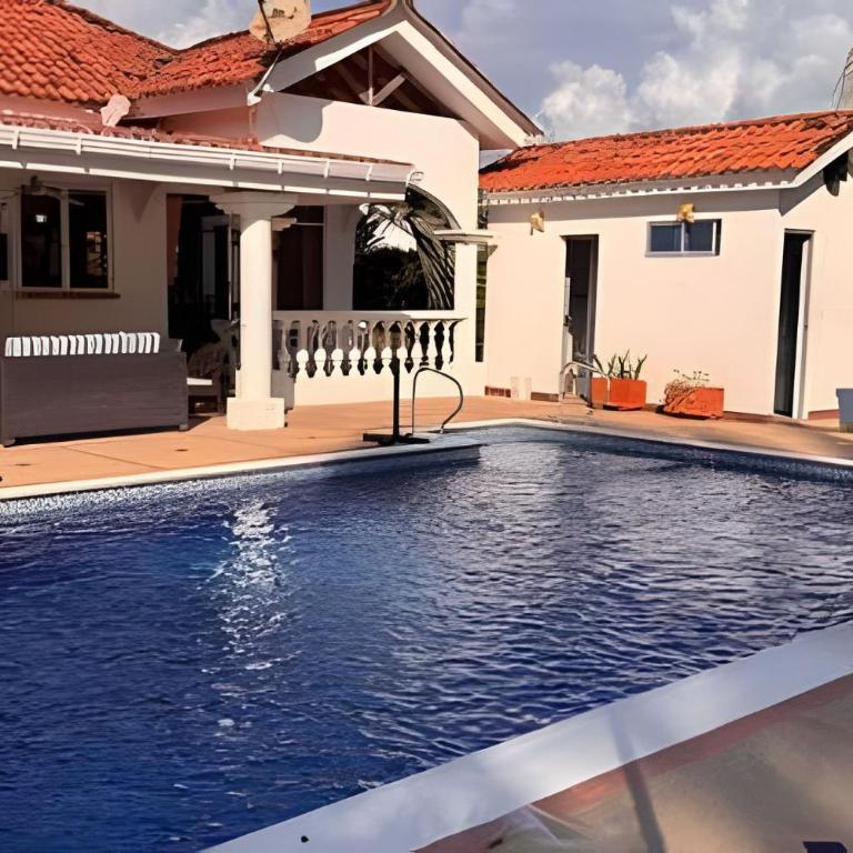 Casa con Piscina Privada, Air Hockey y Bolirana - Casa Vacacional de 3 dormitorios - 59