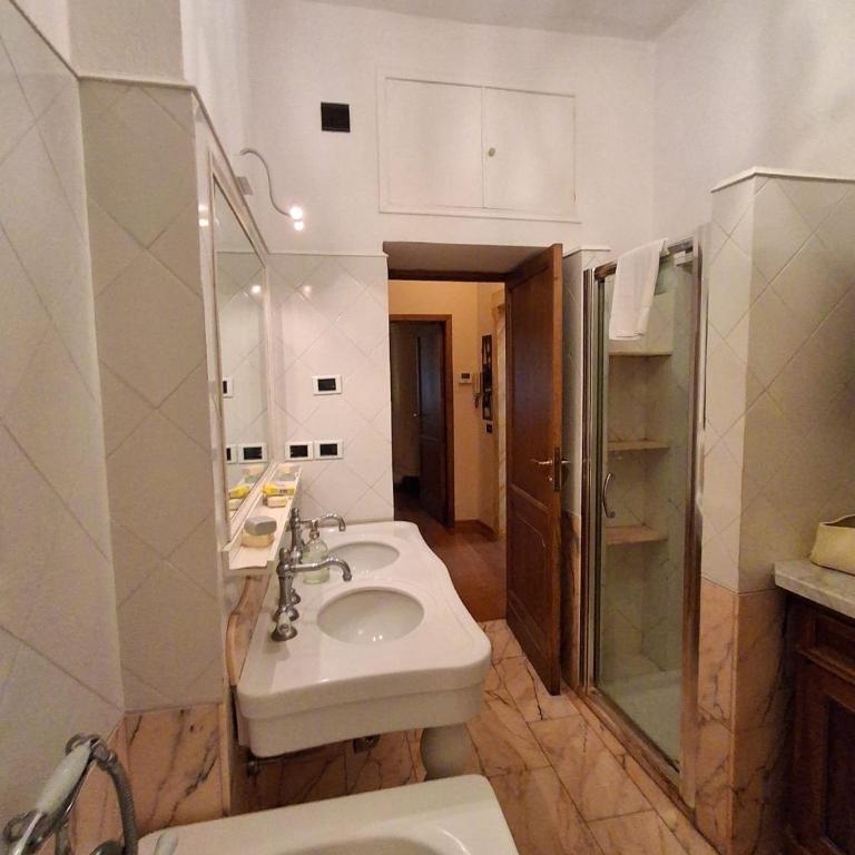 Casa Laura Appartamento in Piazza Provenzano - Appartamento con 3 Camere da Letto - 35