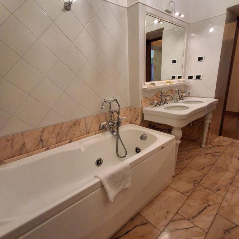 Casa Laura Appartamento in Piazza Provenzano - Appartamento con 3 Camere da Letto - 39