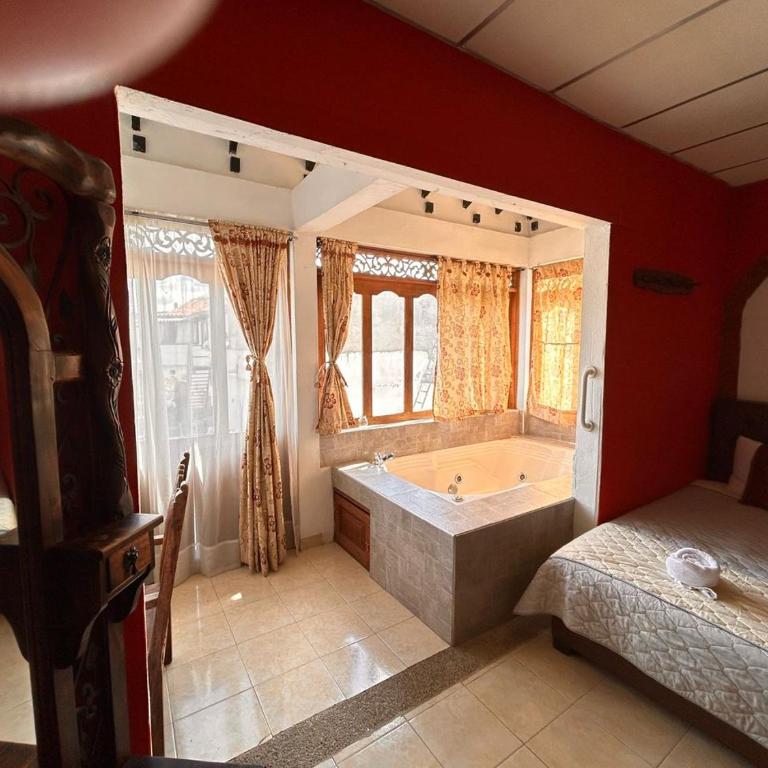 Hotel V Luxe - Habitación con cama grande y bañera de hidromasaje - 1