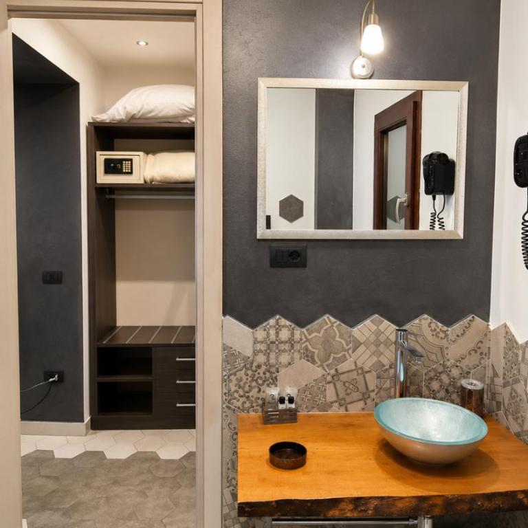 Alterego B&B - Camera Matrimoniale Standard con Letto alla Francese - 5